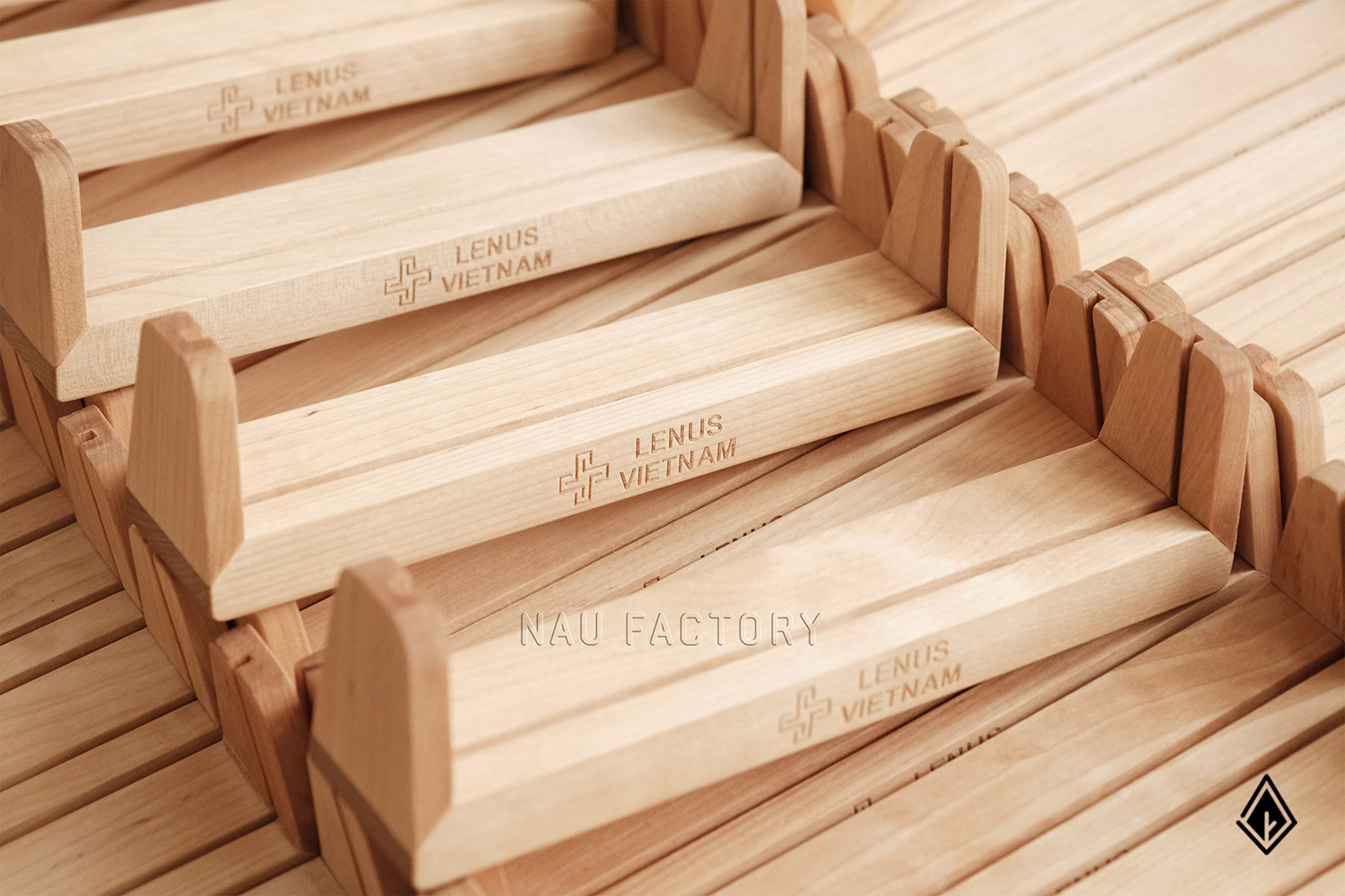đế gỗ lịch chữ U