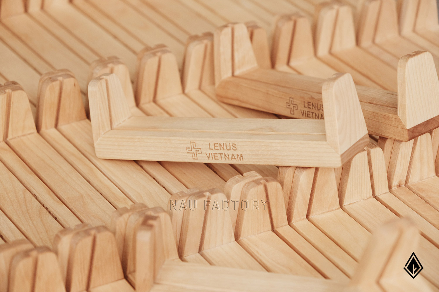 đế gỗ lịch chữ U