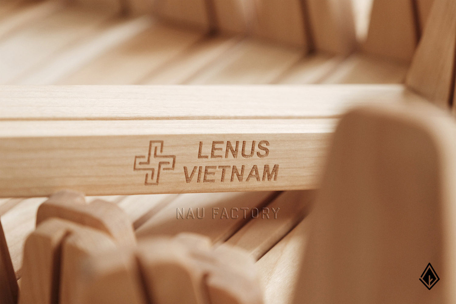 đế gỗ lịch chữ U