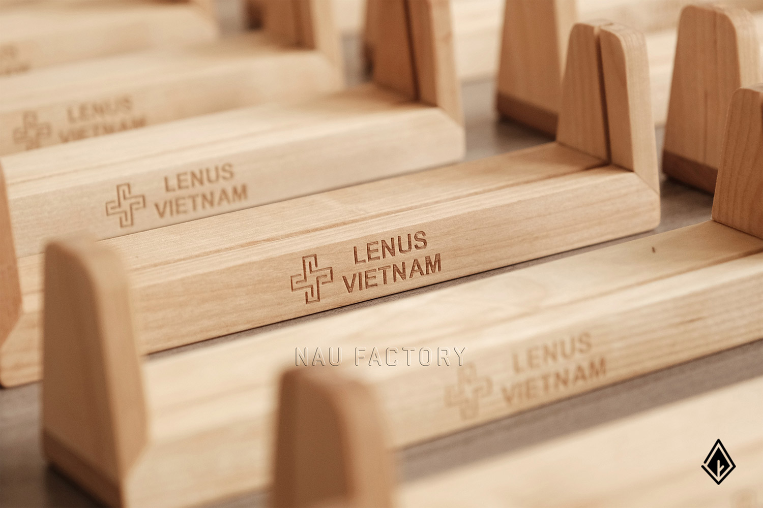 đế gỗ lịch chữ U