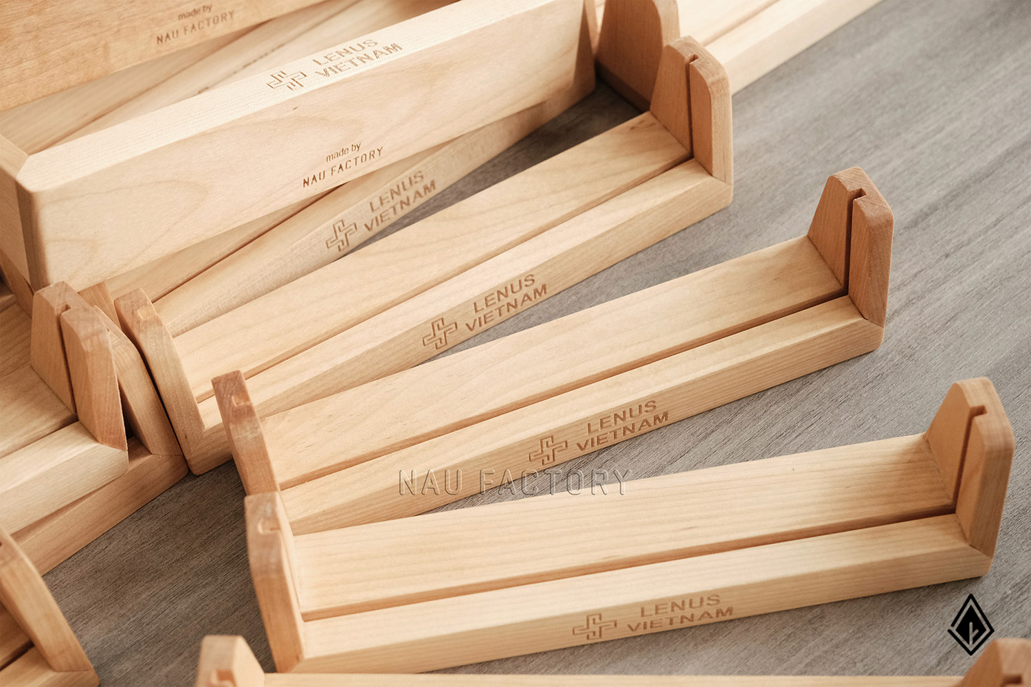 đế gỗ lịch chữ U