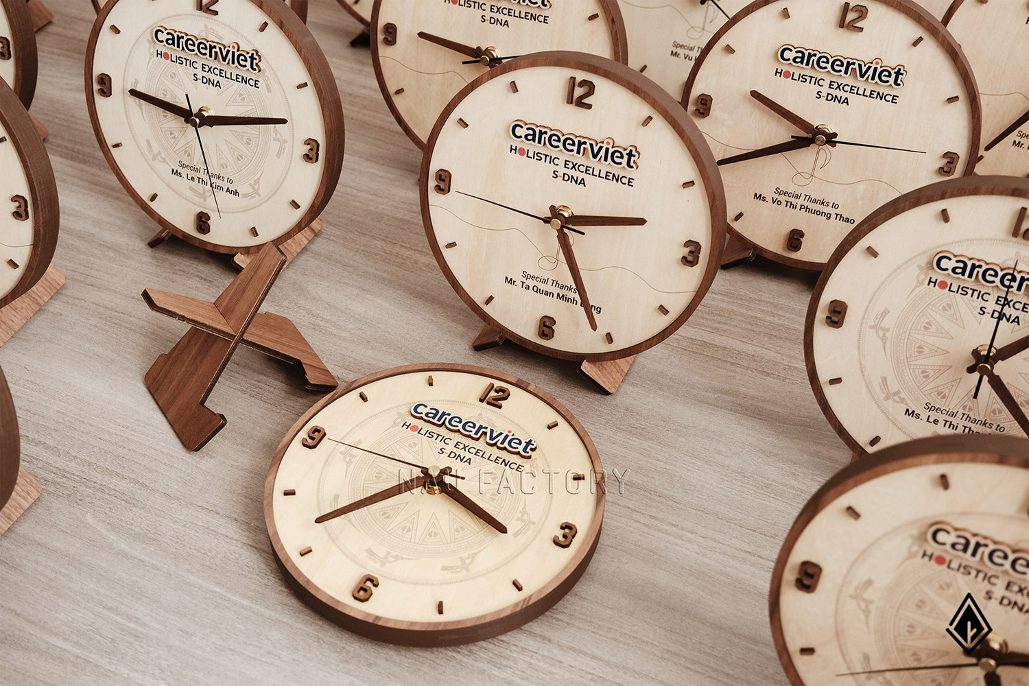 đồng hồ gỗ để bàn