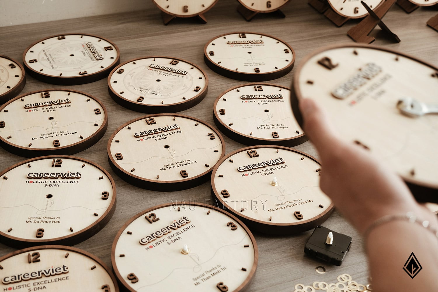 đồng hồ gỗ để bàn