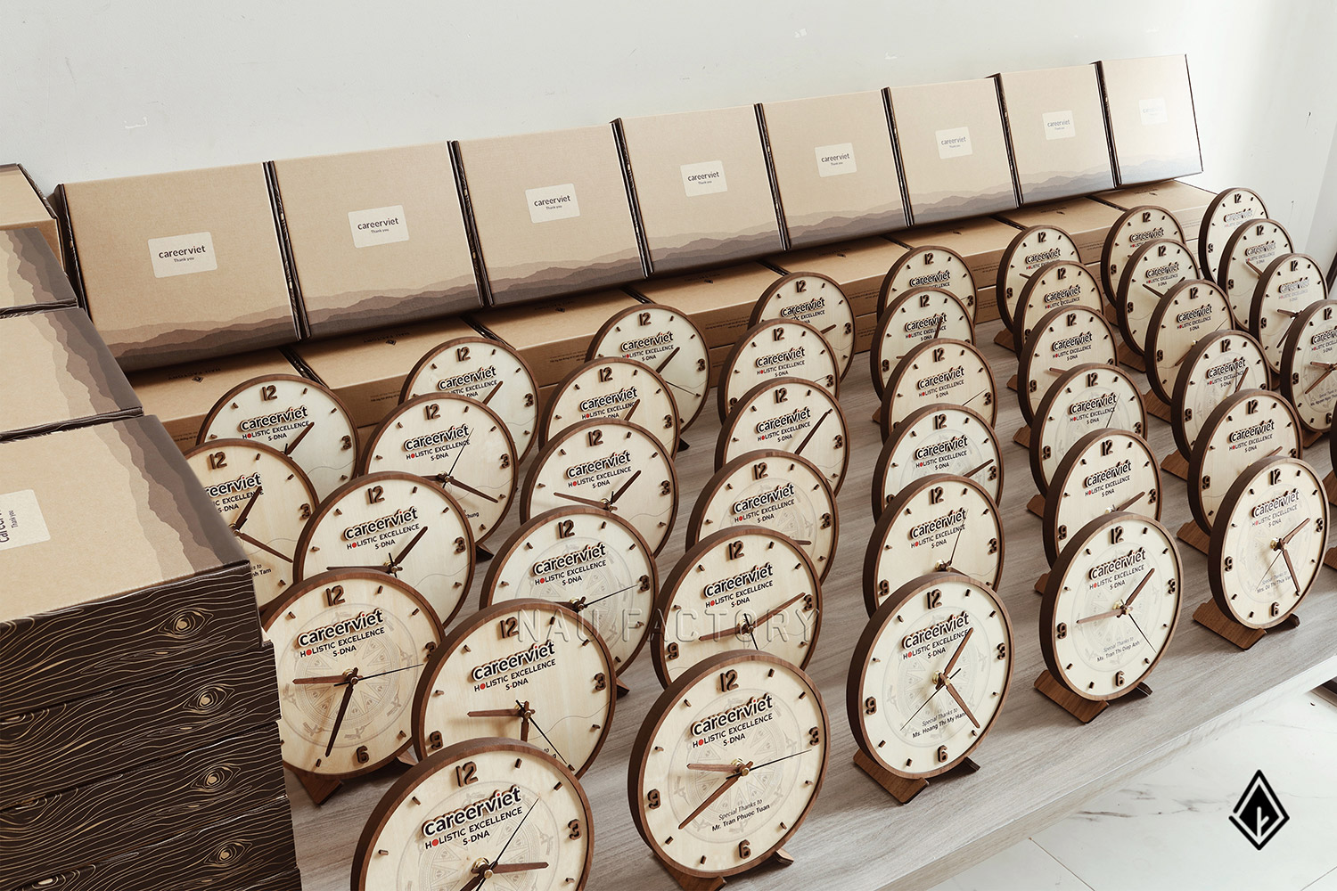 đồng hồ gỗ để bàn