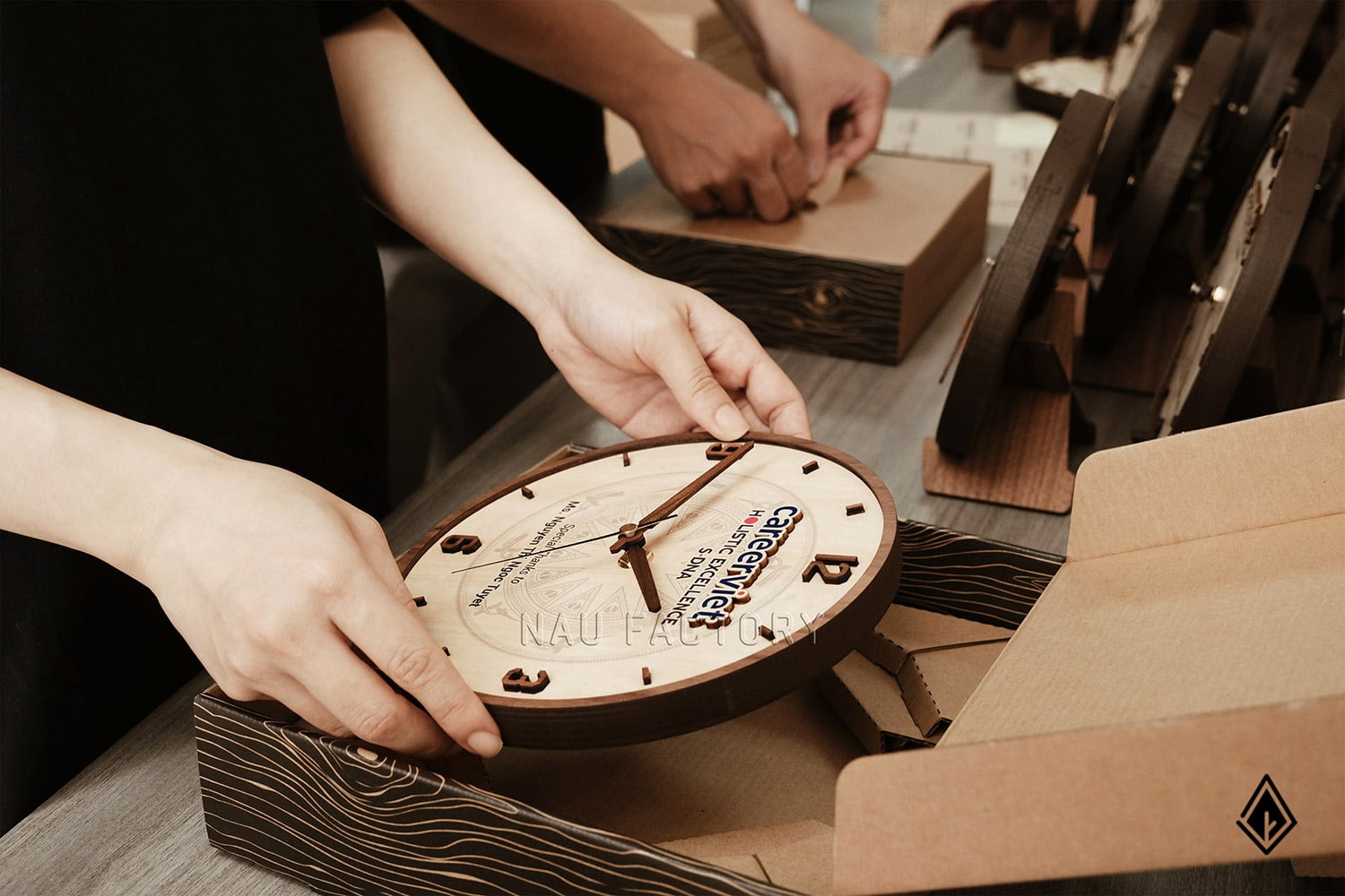 đồng hồ gỗ để bàn