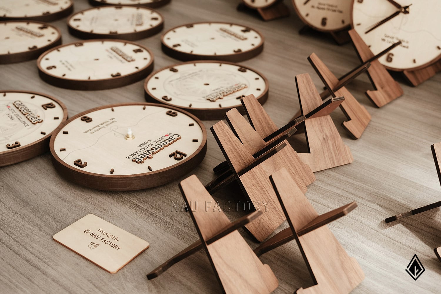 đồng hồ gỗ để bàn