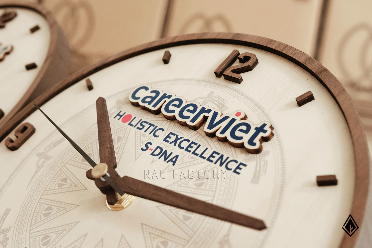 đồng hồ gỗ để bàn