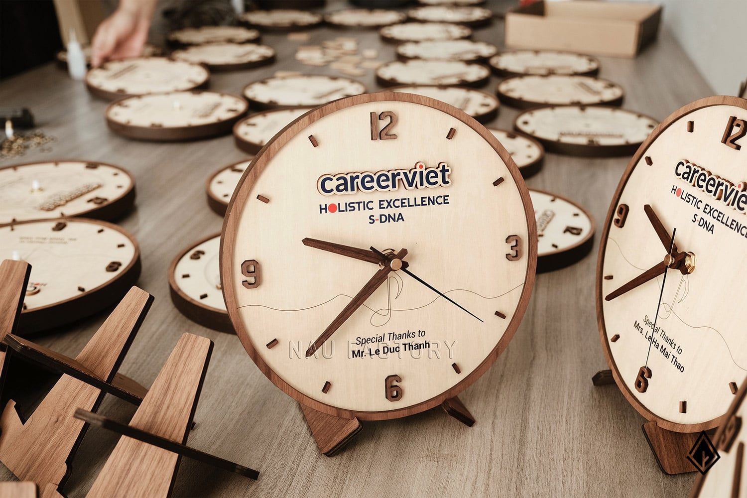 đồng hồ gỗ để bàn