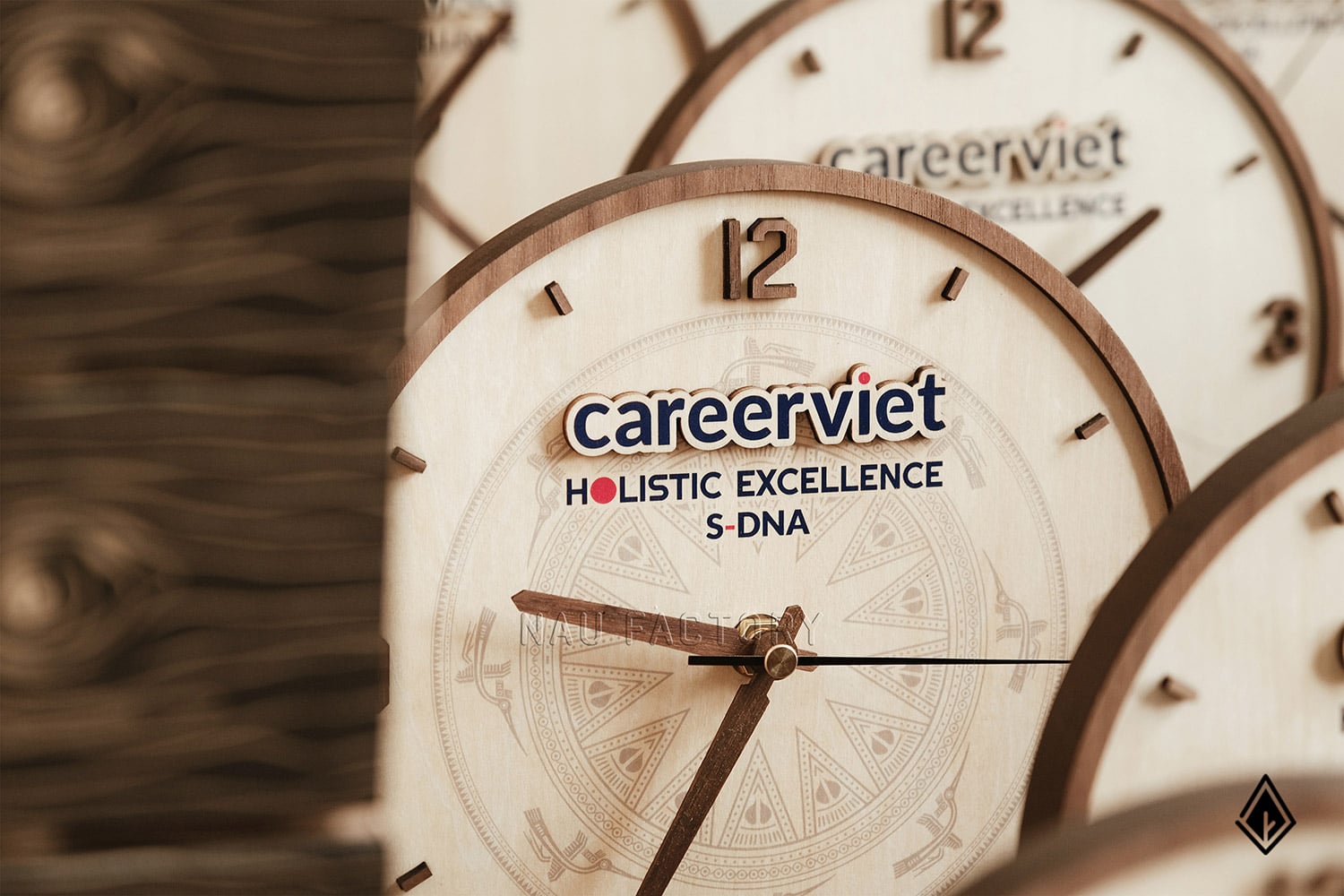 đồng hồ gỗ để bàn