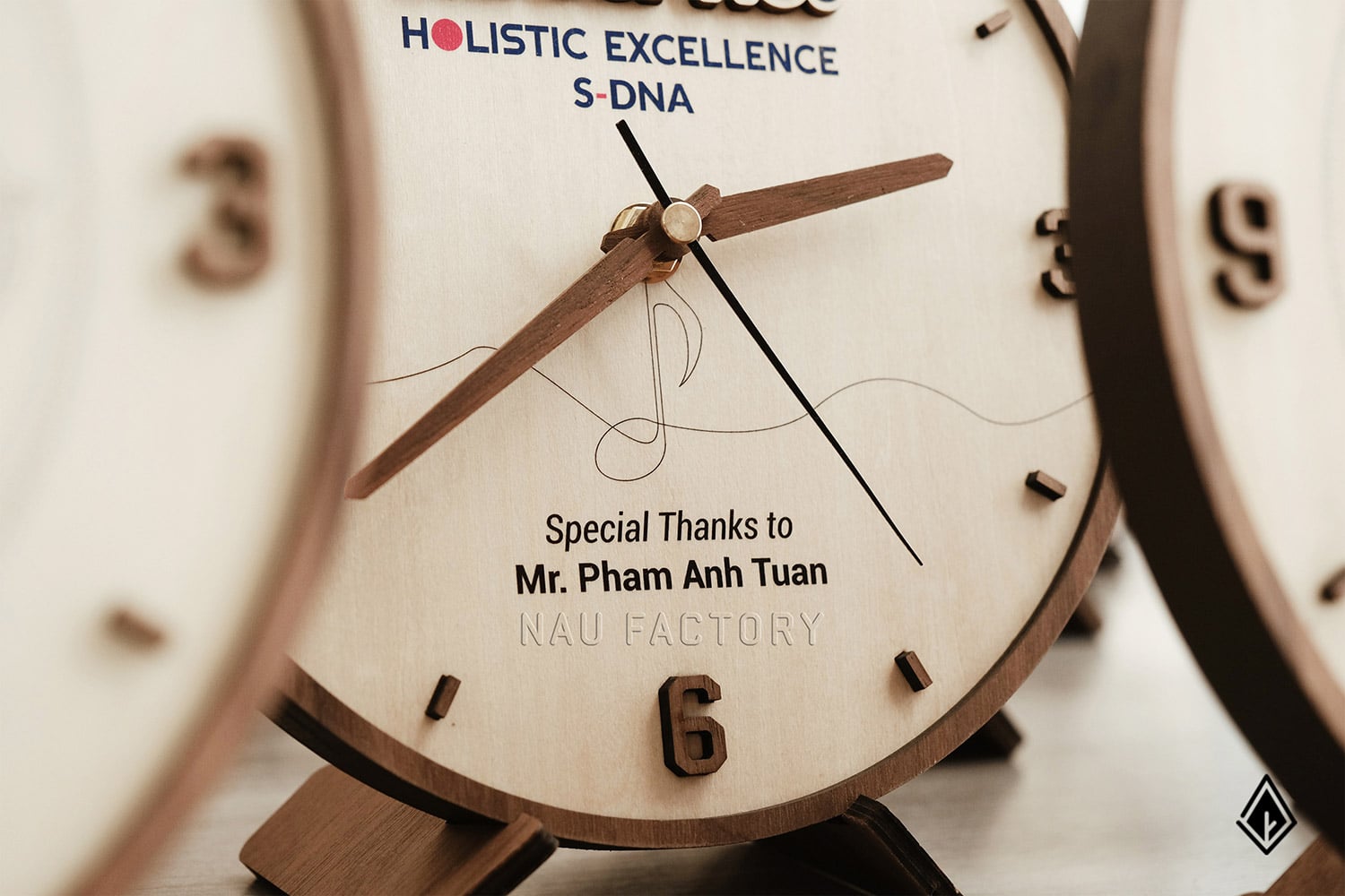 đồng hồ gỗ để bàn