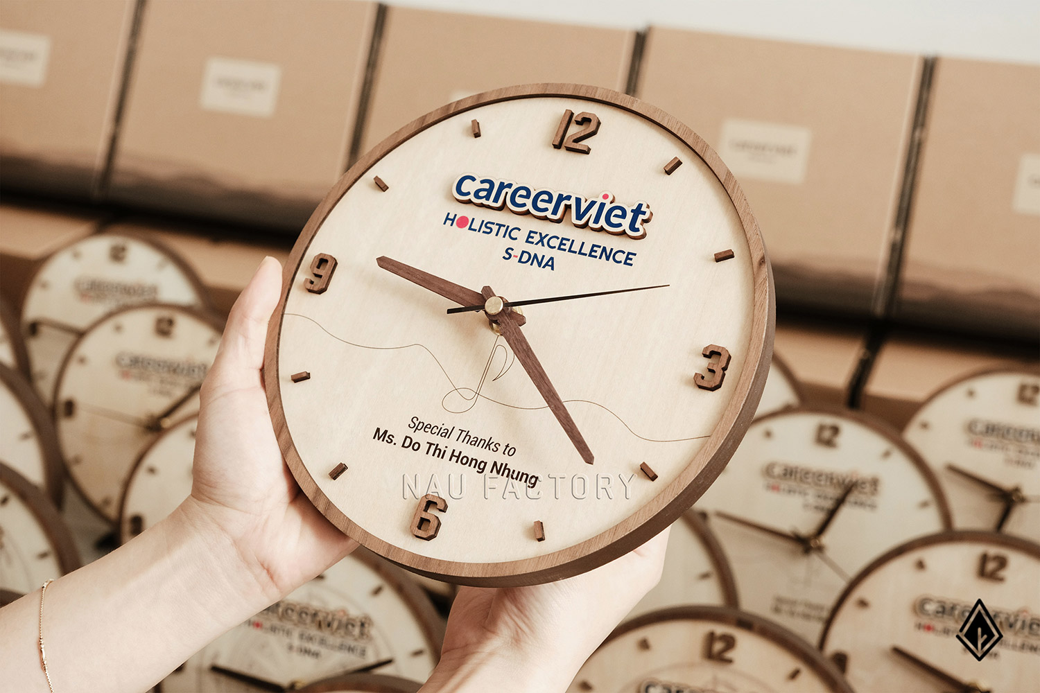 đồng hồ gỗ để bàn
