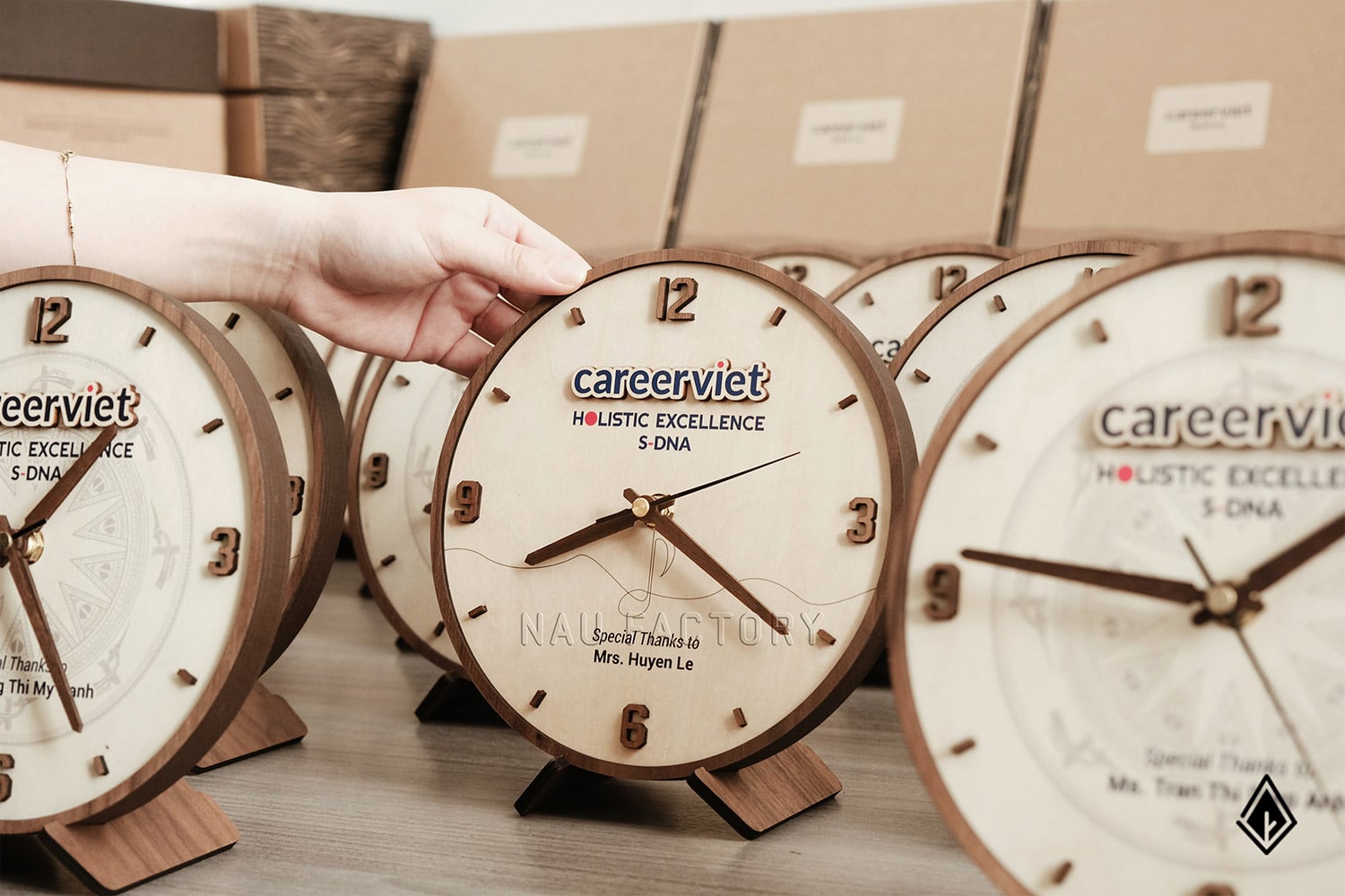 đồng hồ gỗ để bàn