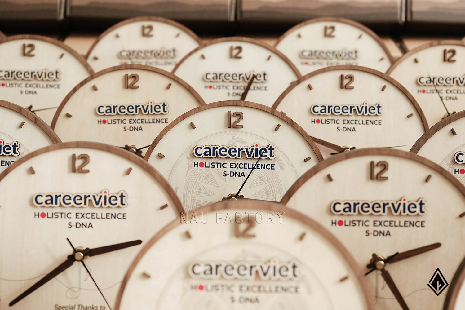 đồng hồ gỗ để bàn