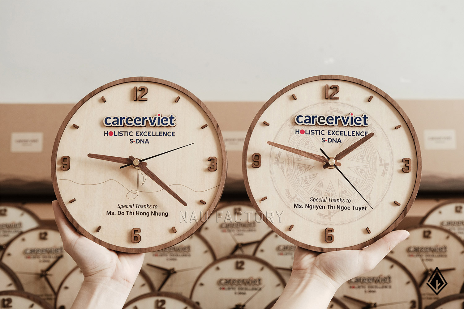 đồng hồ gỗ để bàn