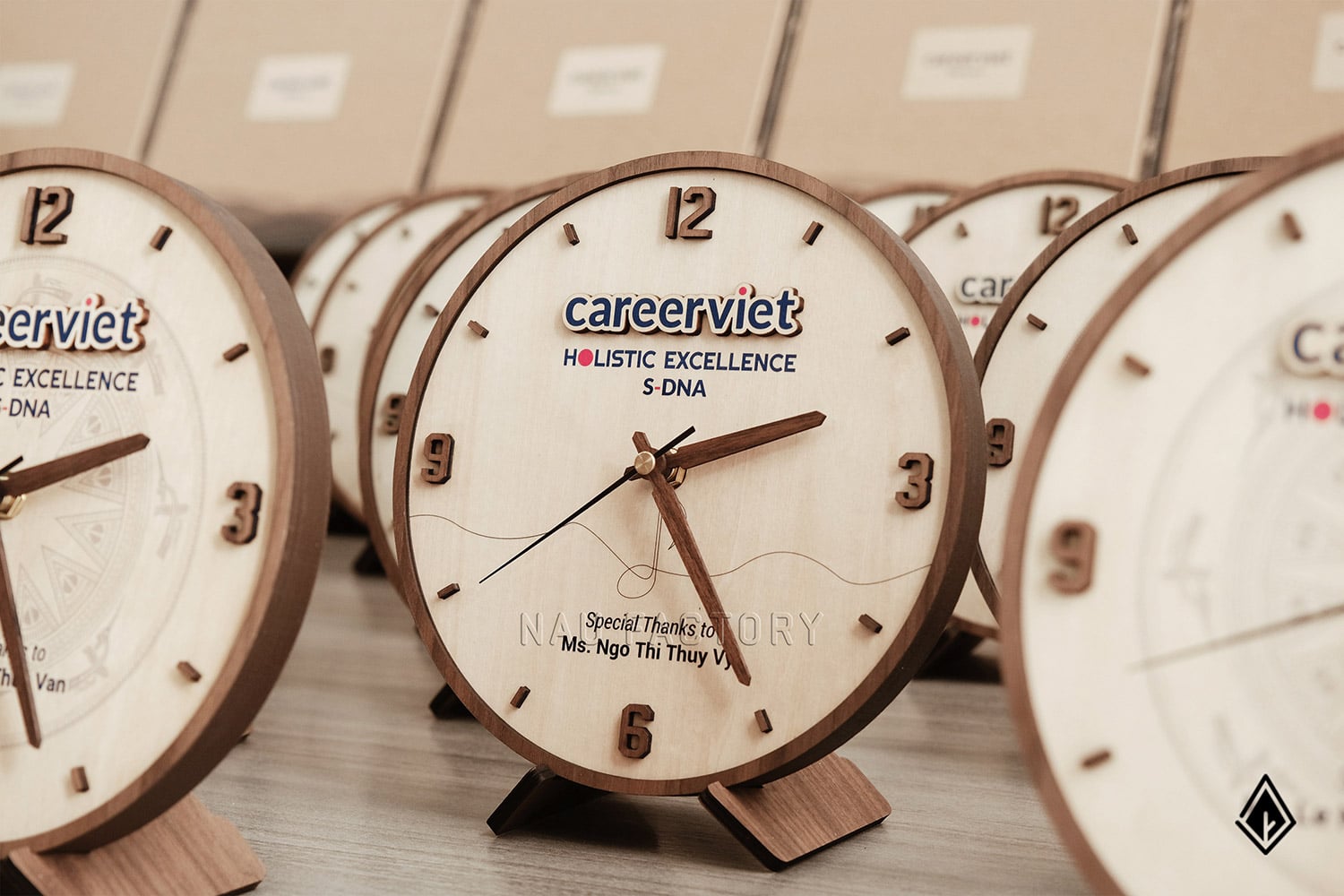 đồng hồ gỗ để bàn