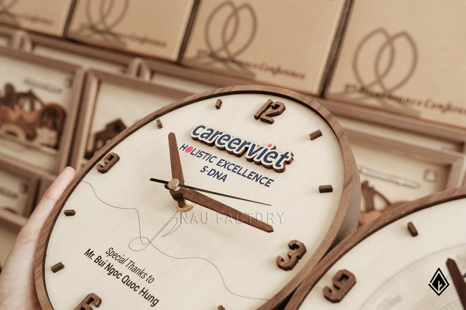 đồng hồ gỗ để bàn