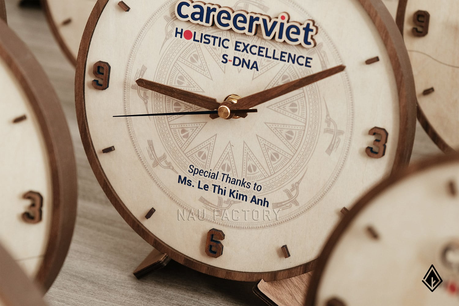 đồng hồ gỗ để bàn