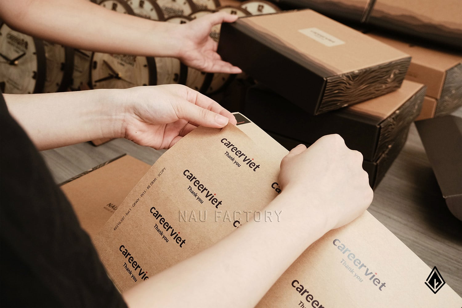 đồng hồ gỗ để bàn