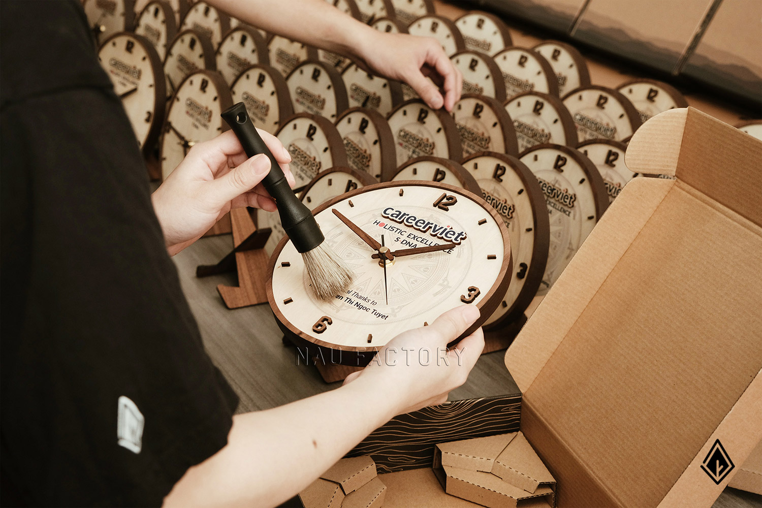 đồng hồ gỗ để bàn