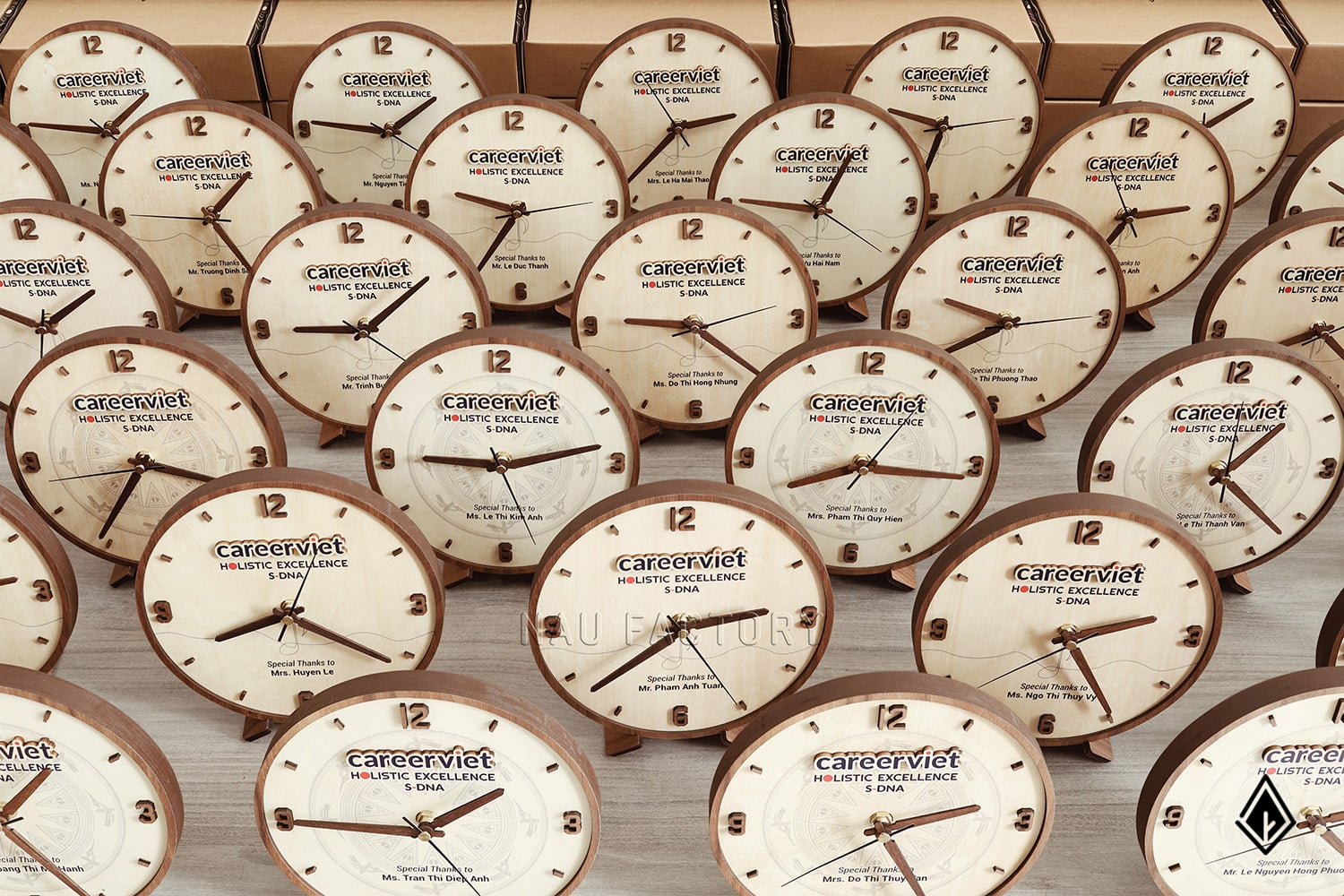 đồng hồ gỗ để bàn
