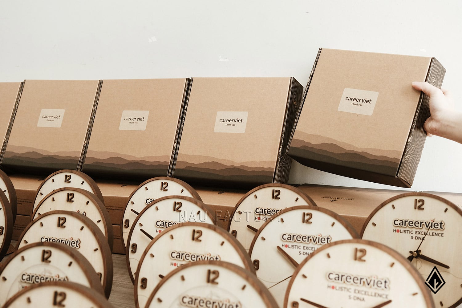 đồng hồ gỗ để bàn