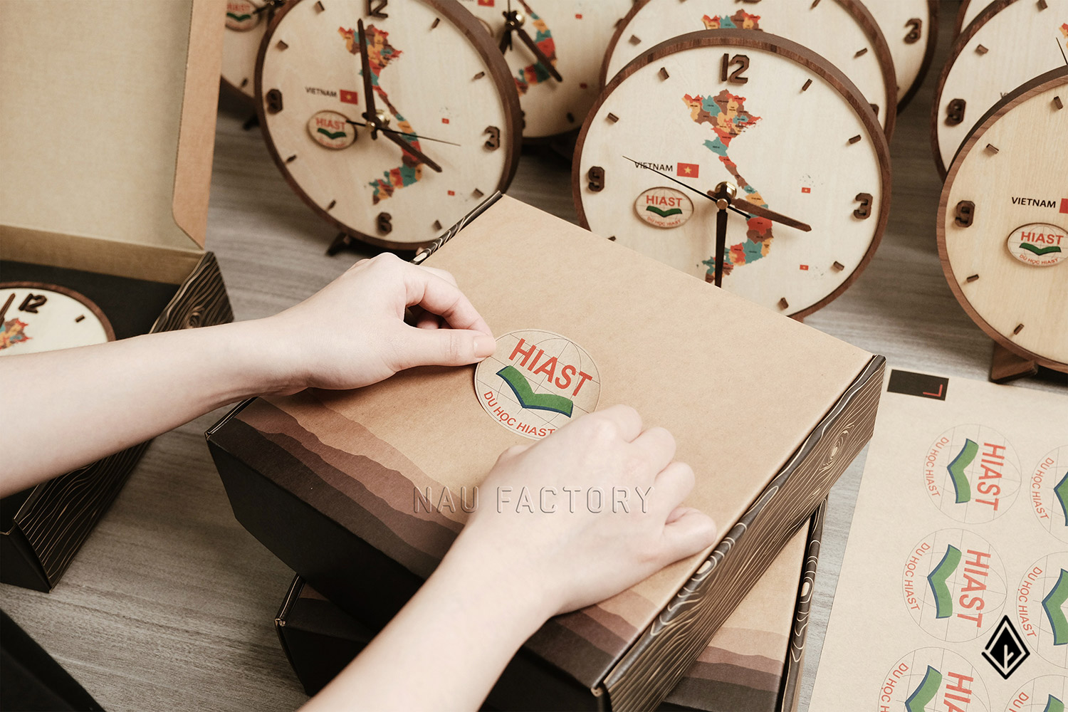 đồng hồ gỗ để bàn