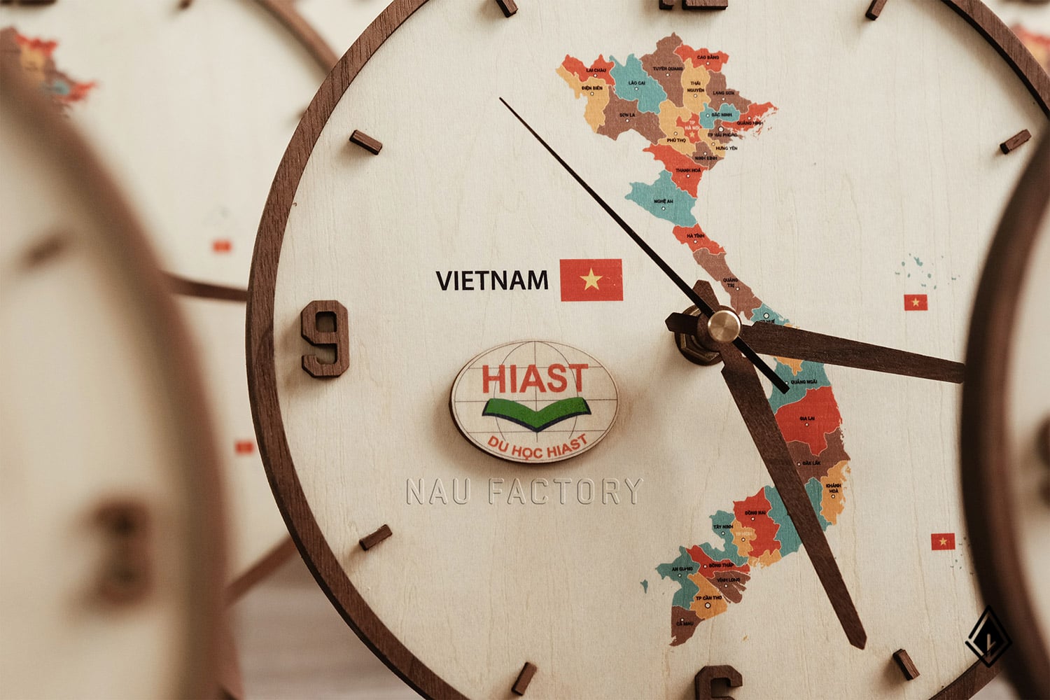 đồng hồ gỗ để bàn