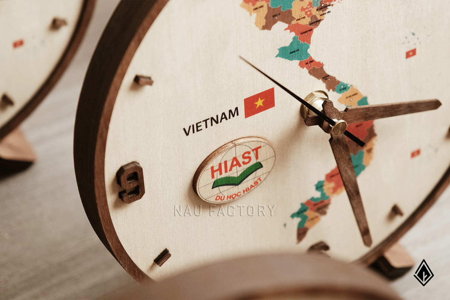 đồng hồ gỗ để bàn