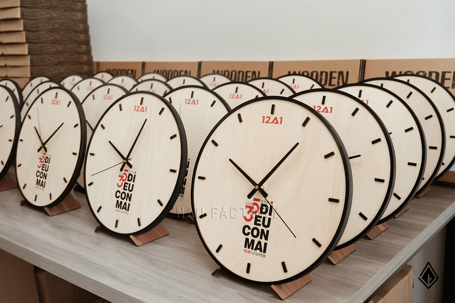 đồng hồ gỗ để bàn