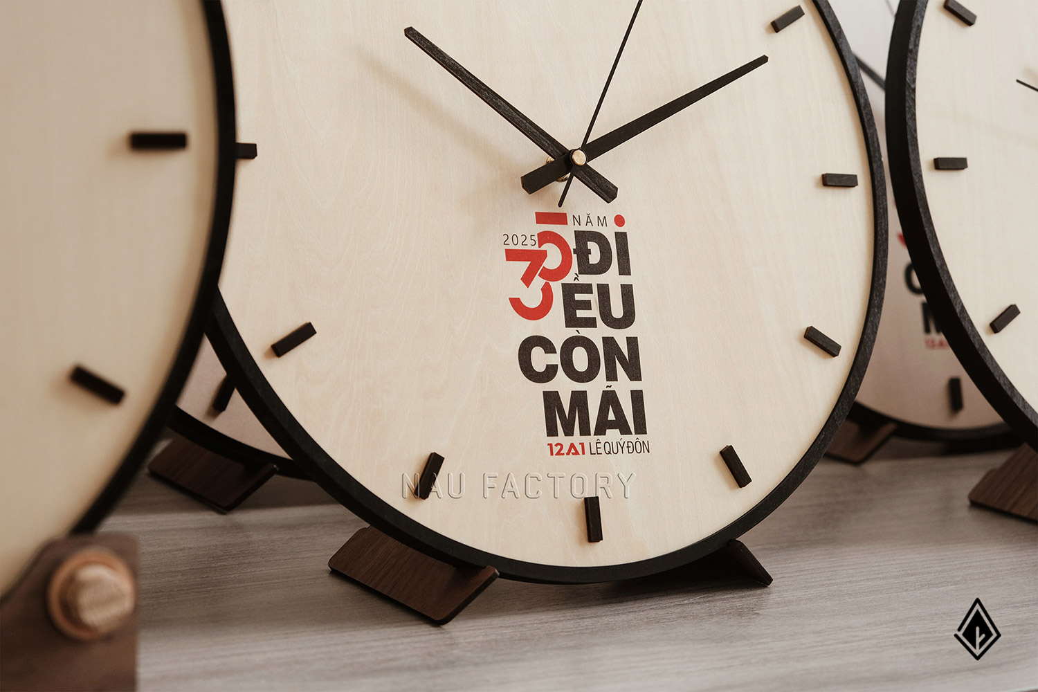 đồng hồ gỗ để bàn