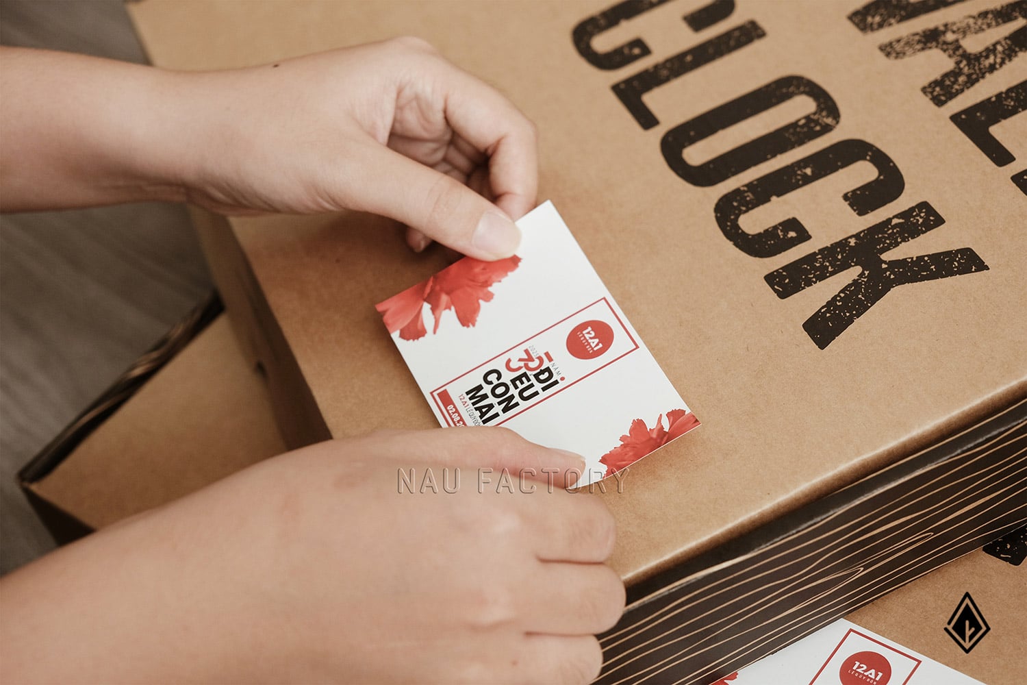 đồng hồ gỗ để bàn