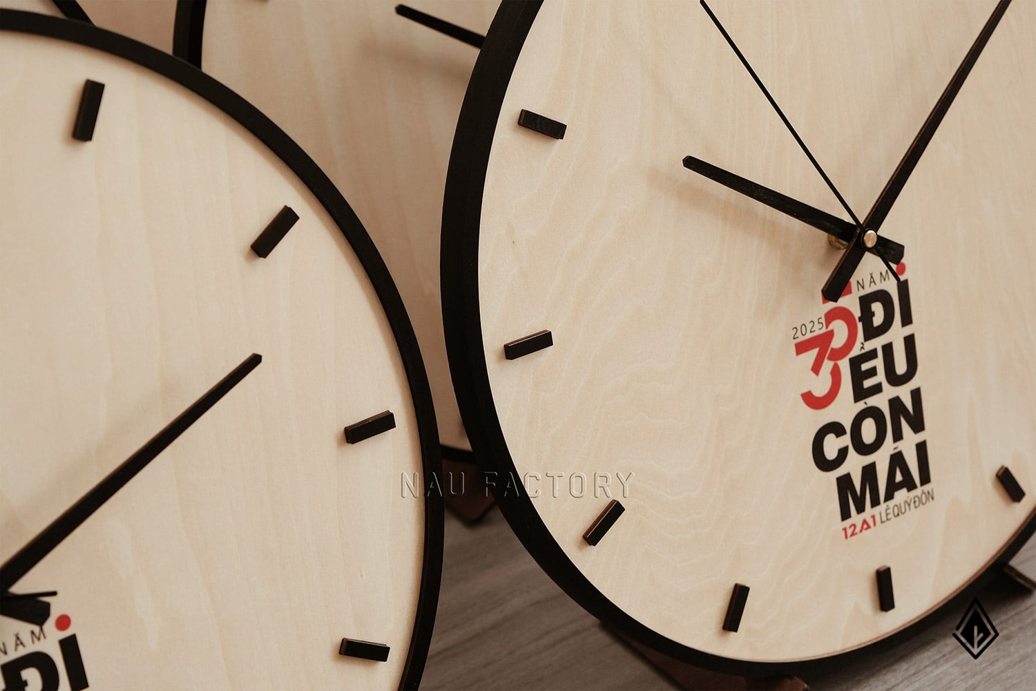 đồng hồ gỗ để bàn