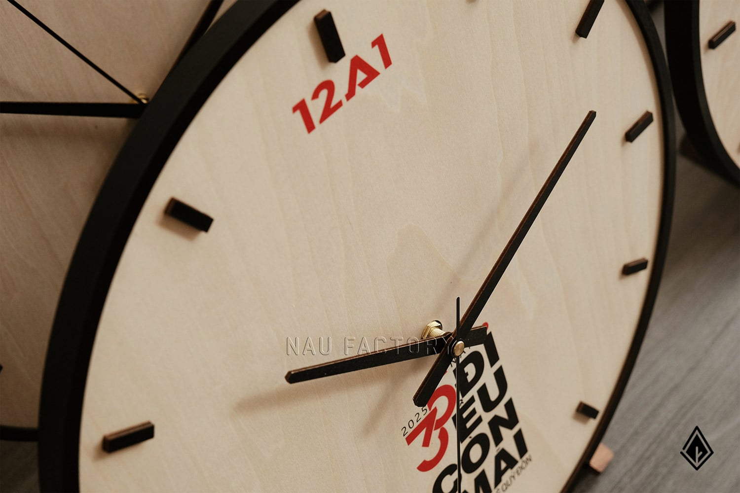 đồng hồ gỗ để bàn