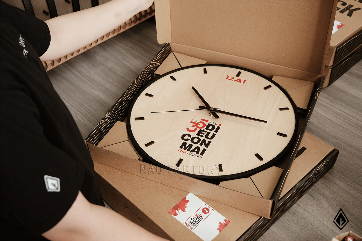 đồng hồ gỗ để bàn