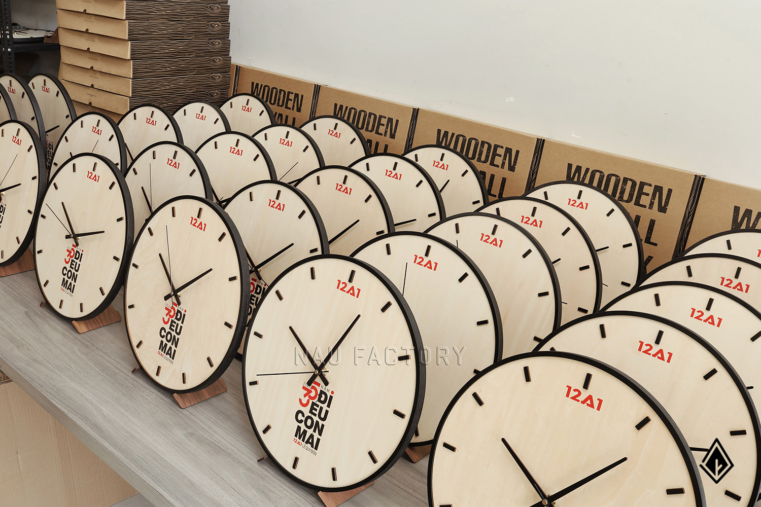 đồng hồ gỗ để bàn