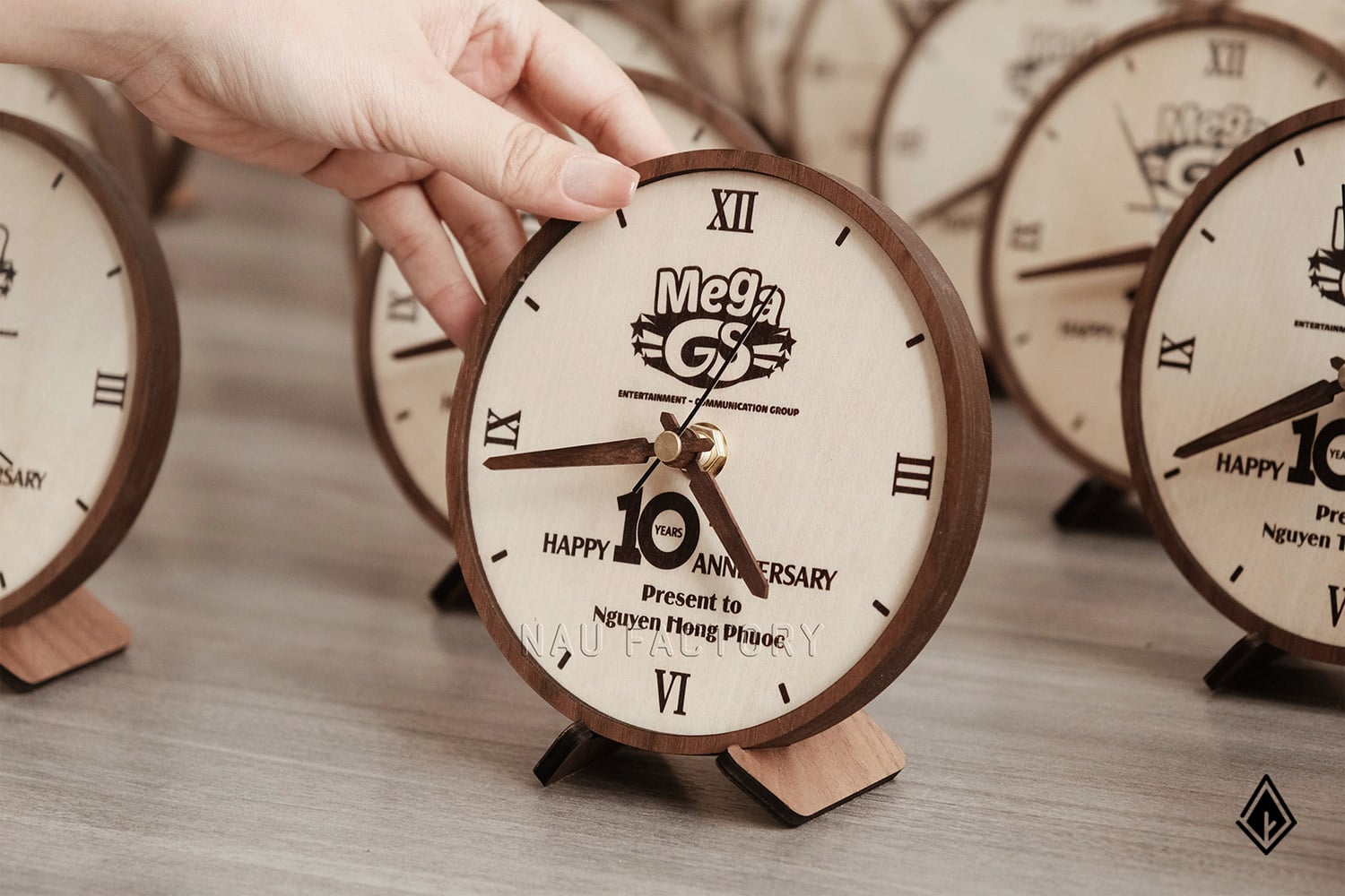 đồng hồ gỗ để bàn
