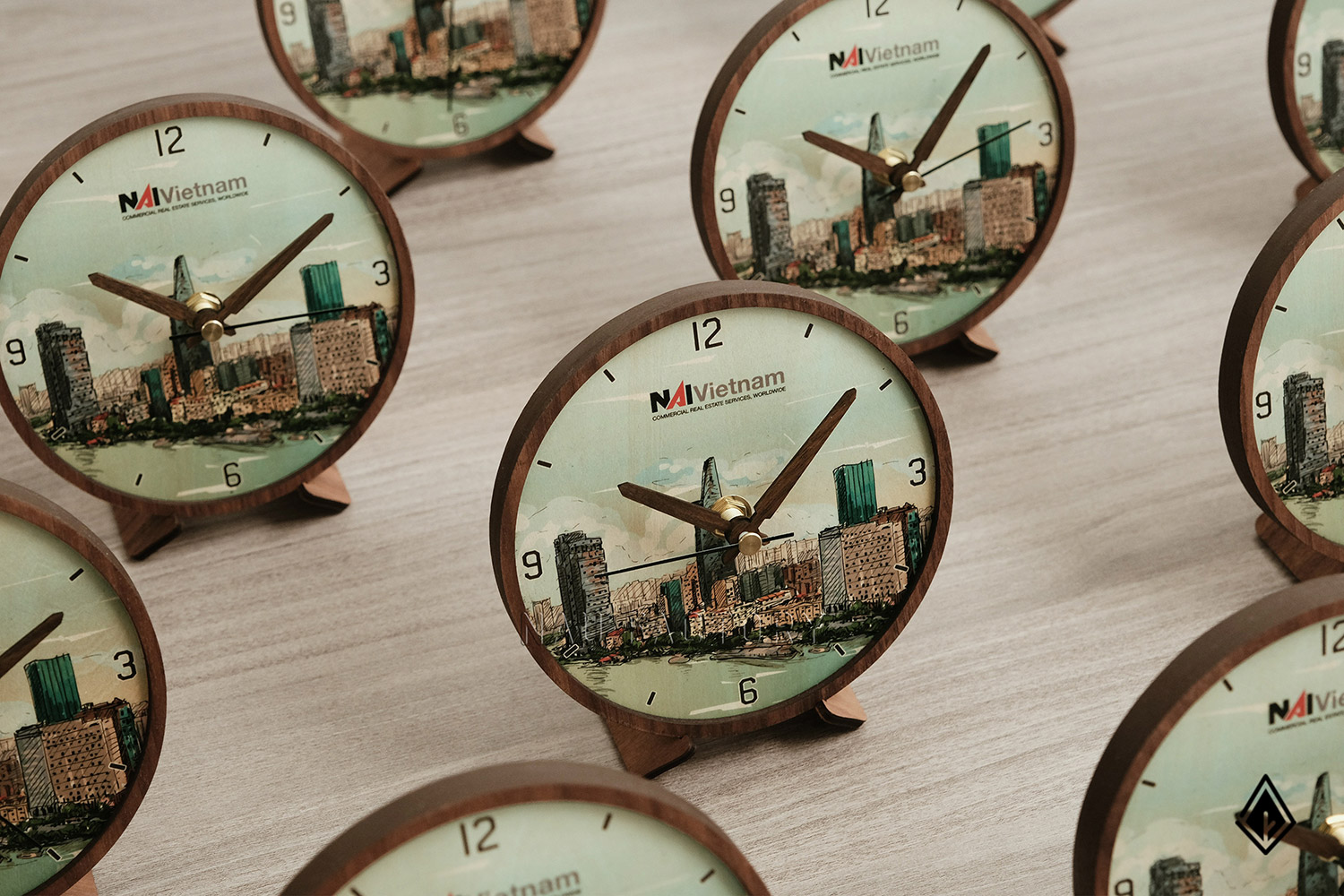 đồng hồ gỗ để bàn