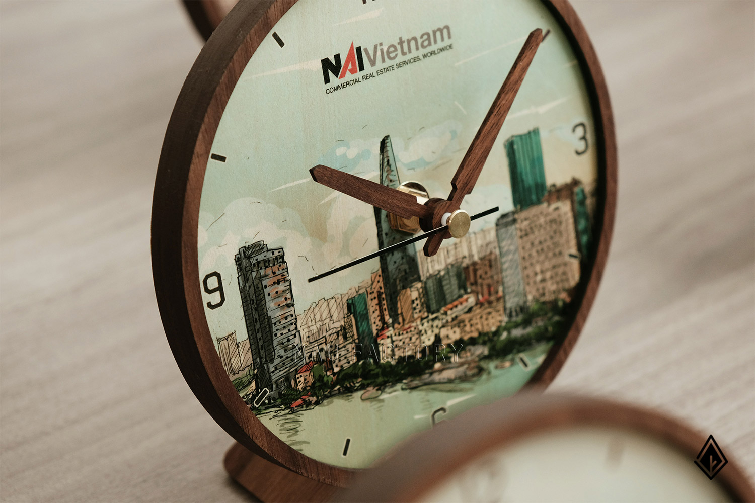 đồng hồ gỗ để bàn