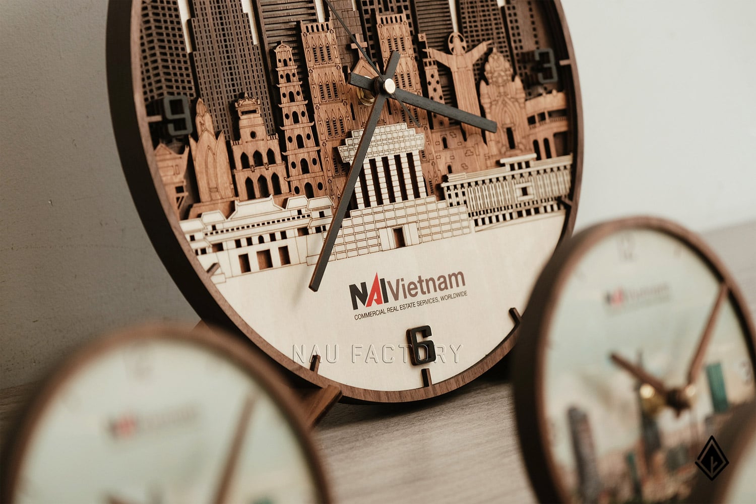 đồng hồ gỗ để bàn