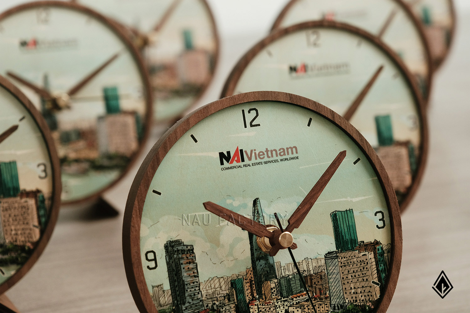 đồng hồ gỗ để bàn