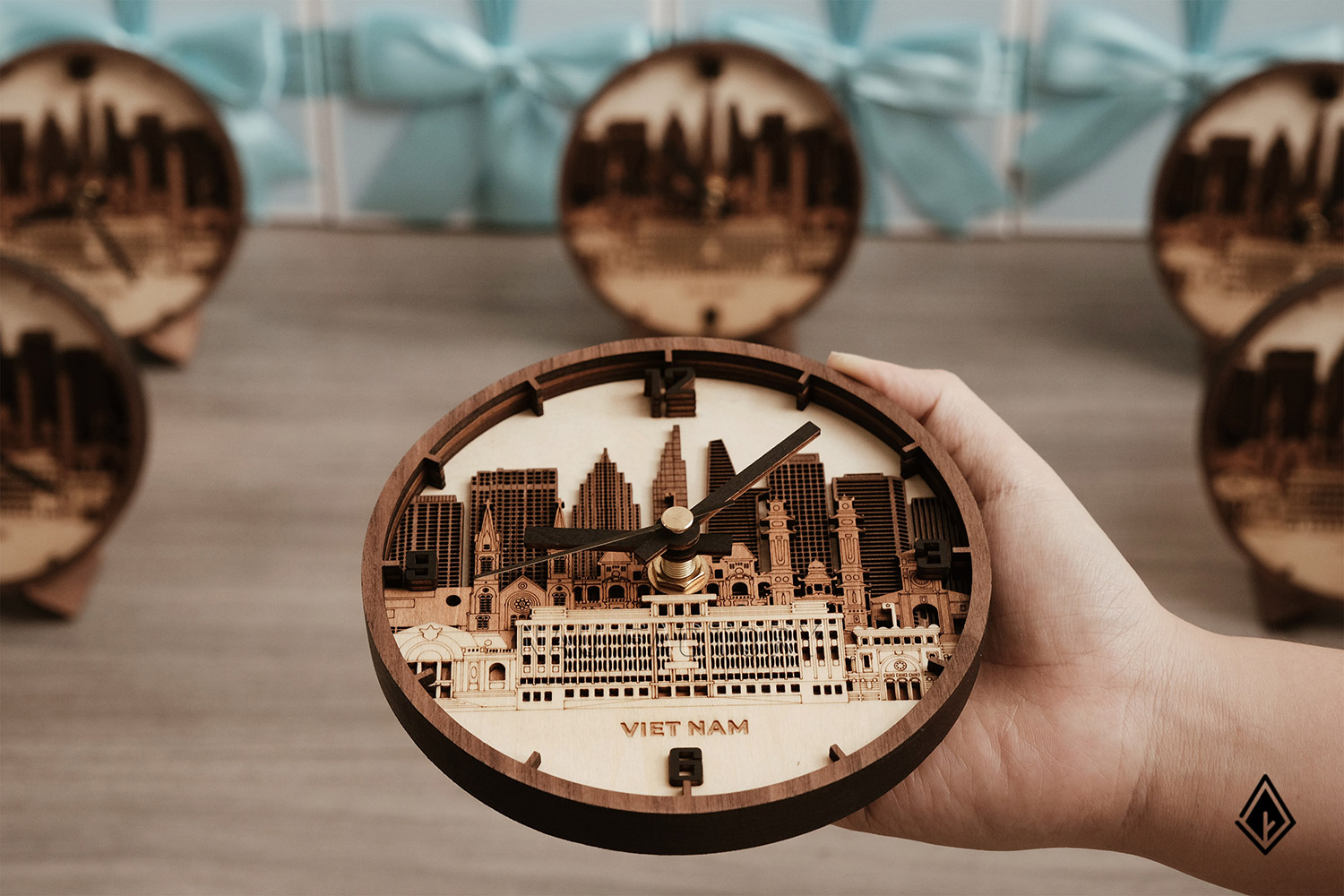 đồng hồ gỗ skyline