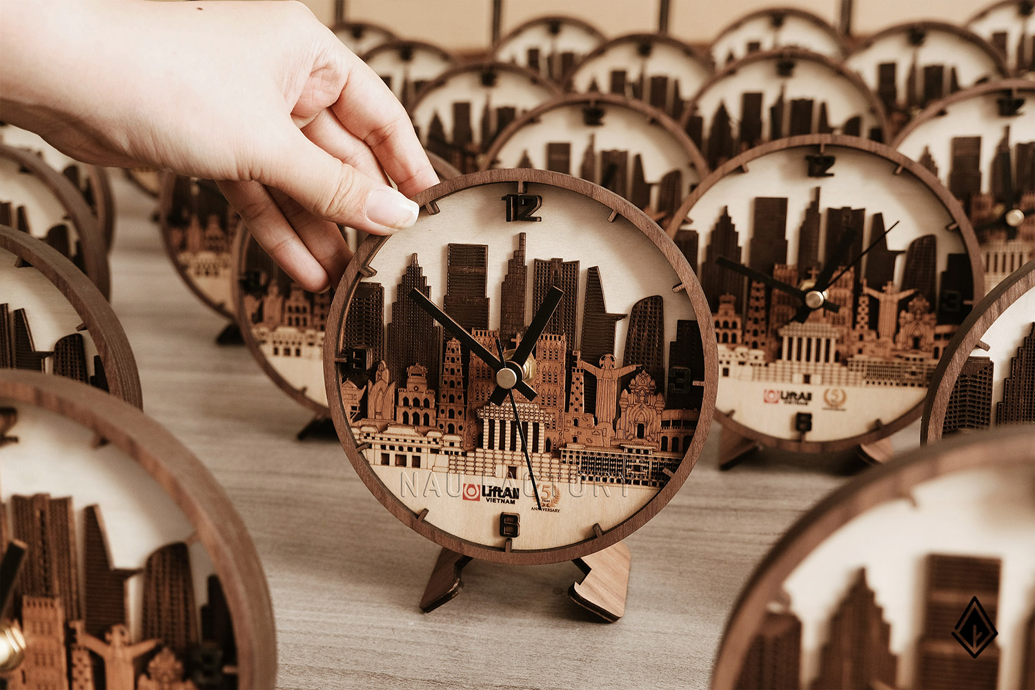 đồng hồ gỗ skyline