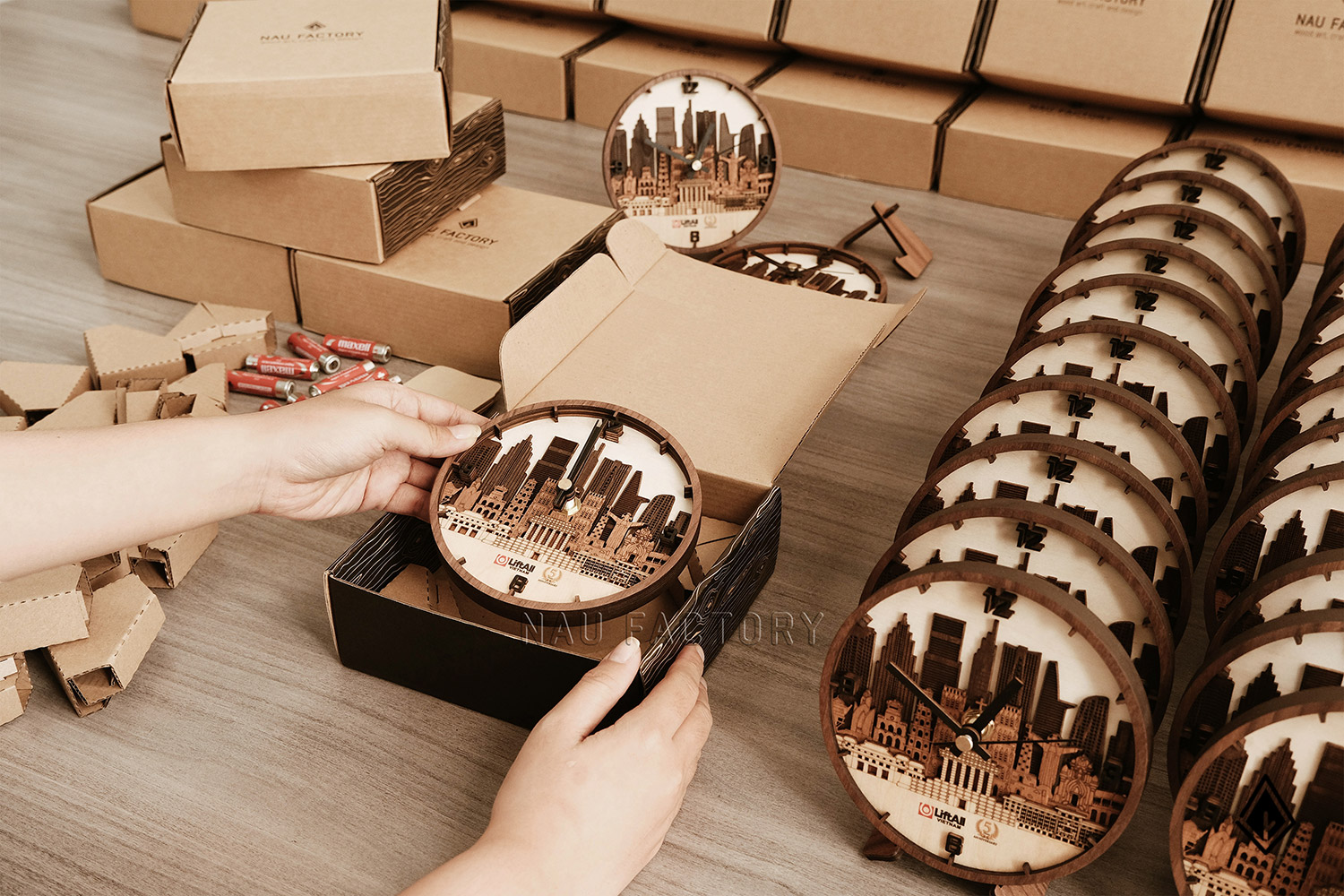 đồng hồ gỗ skyline