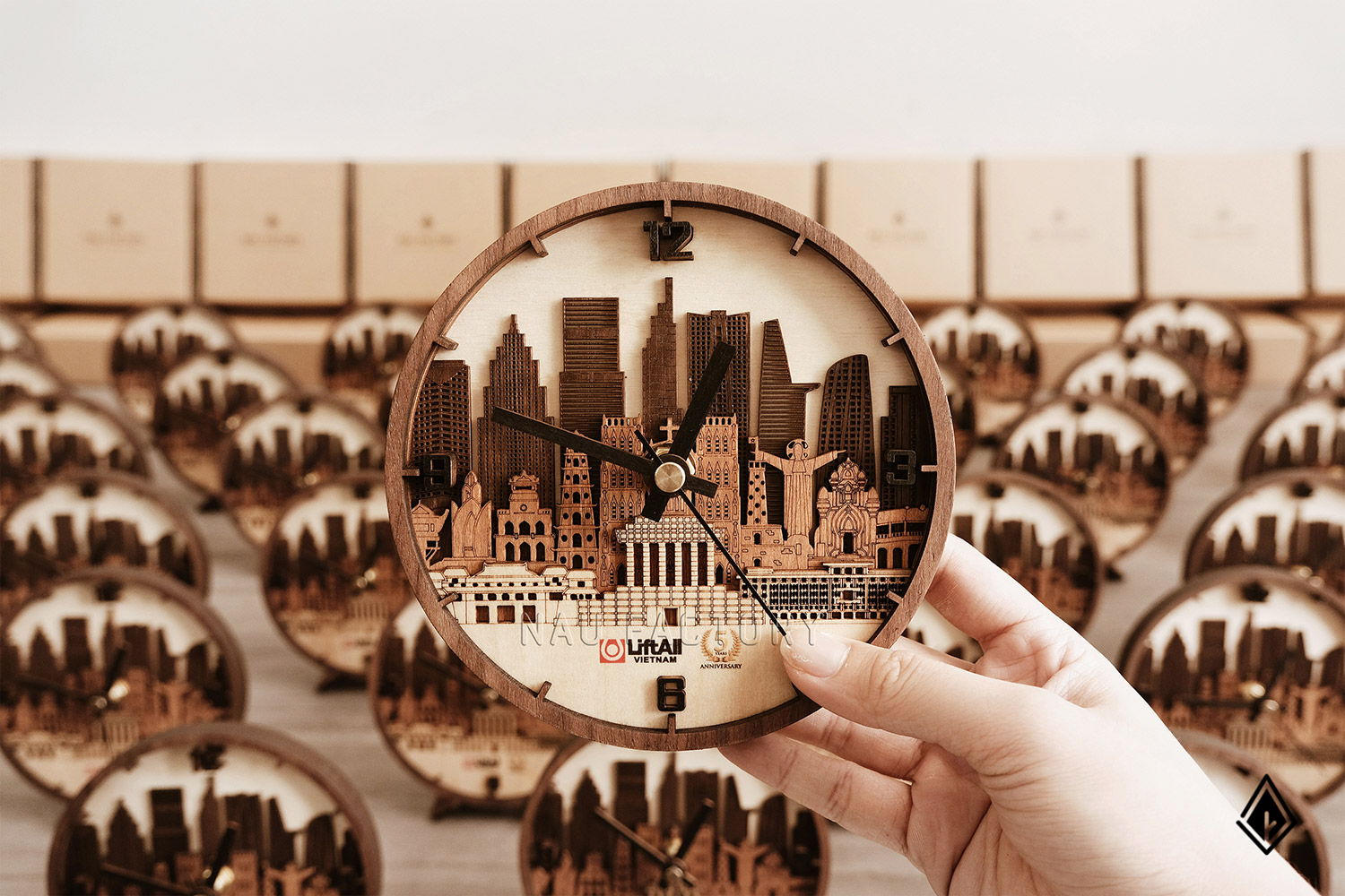 đồng hồ gỗ skyline