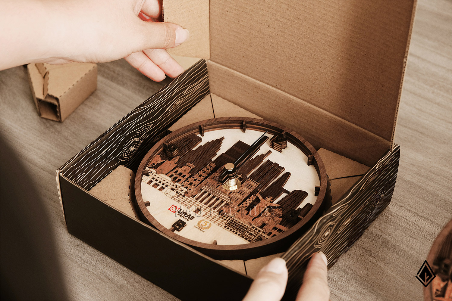 đồng hồ gỗ skyline