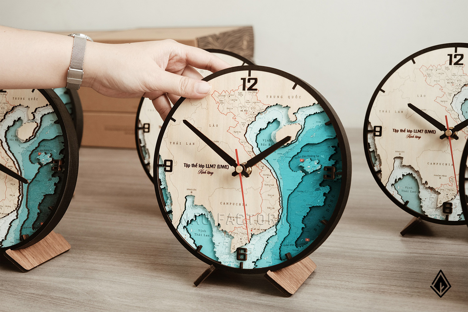đồng hồ gỗ bản đồ việt nam