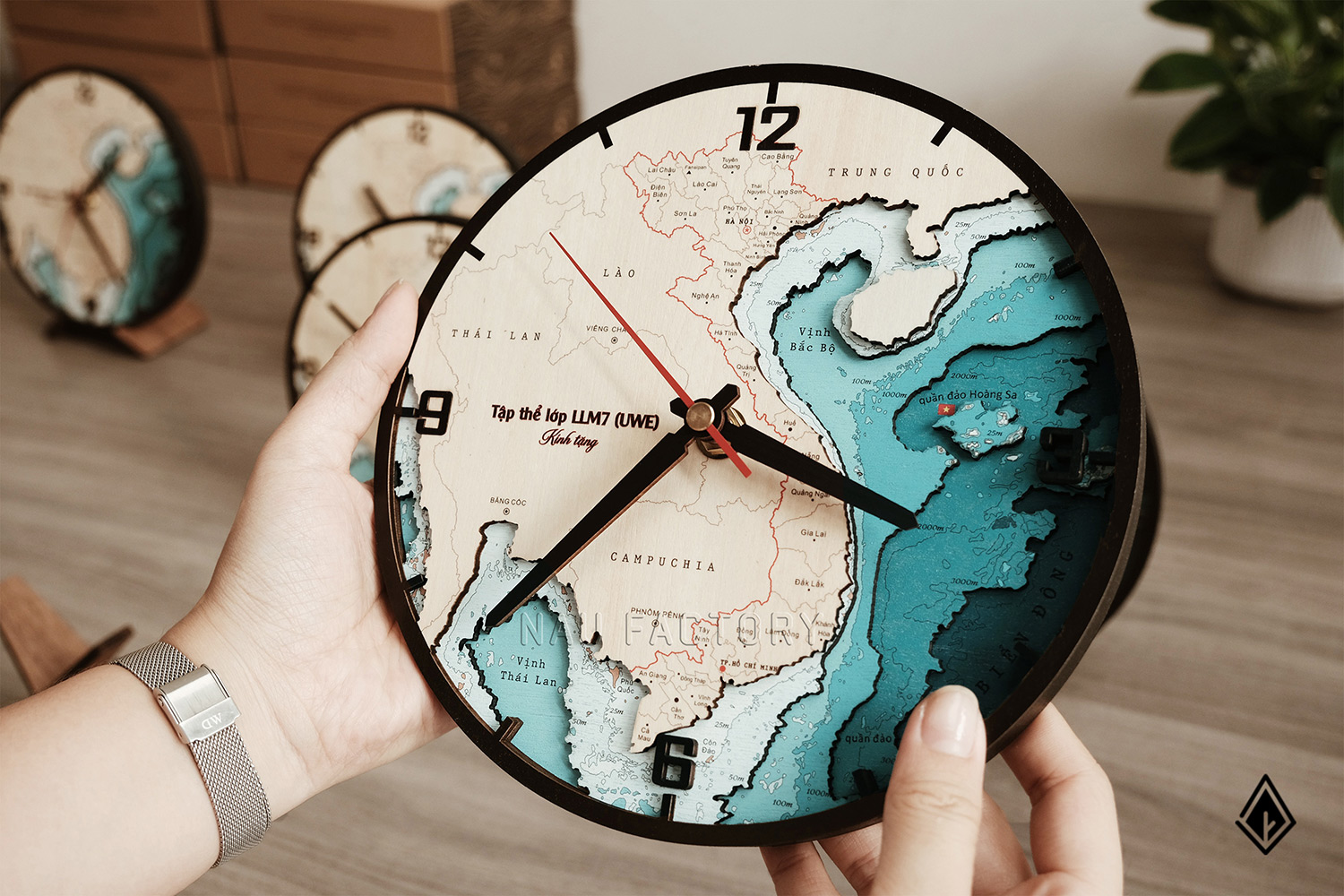 đồng hồ gỗ bản đồ việt nam