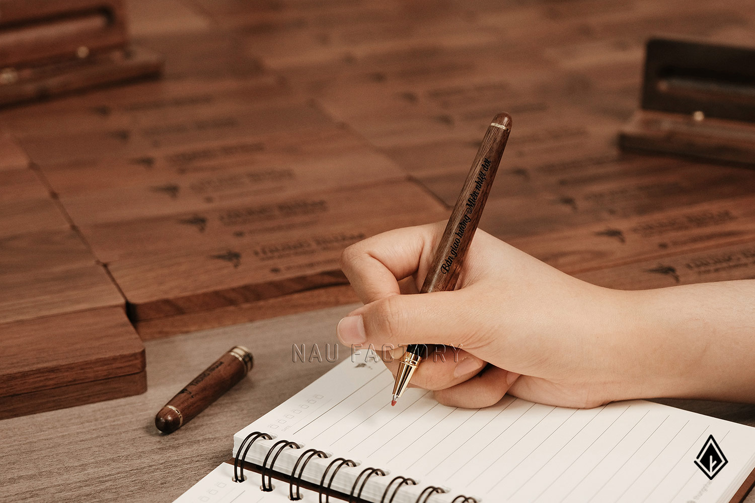 Giải mã sức hút của set quà tặng gỗ Walnut