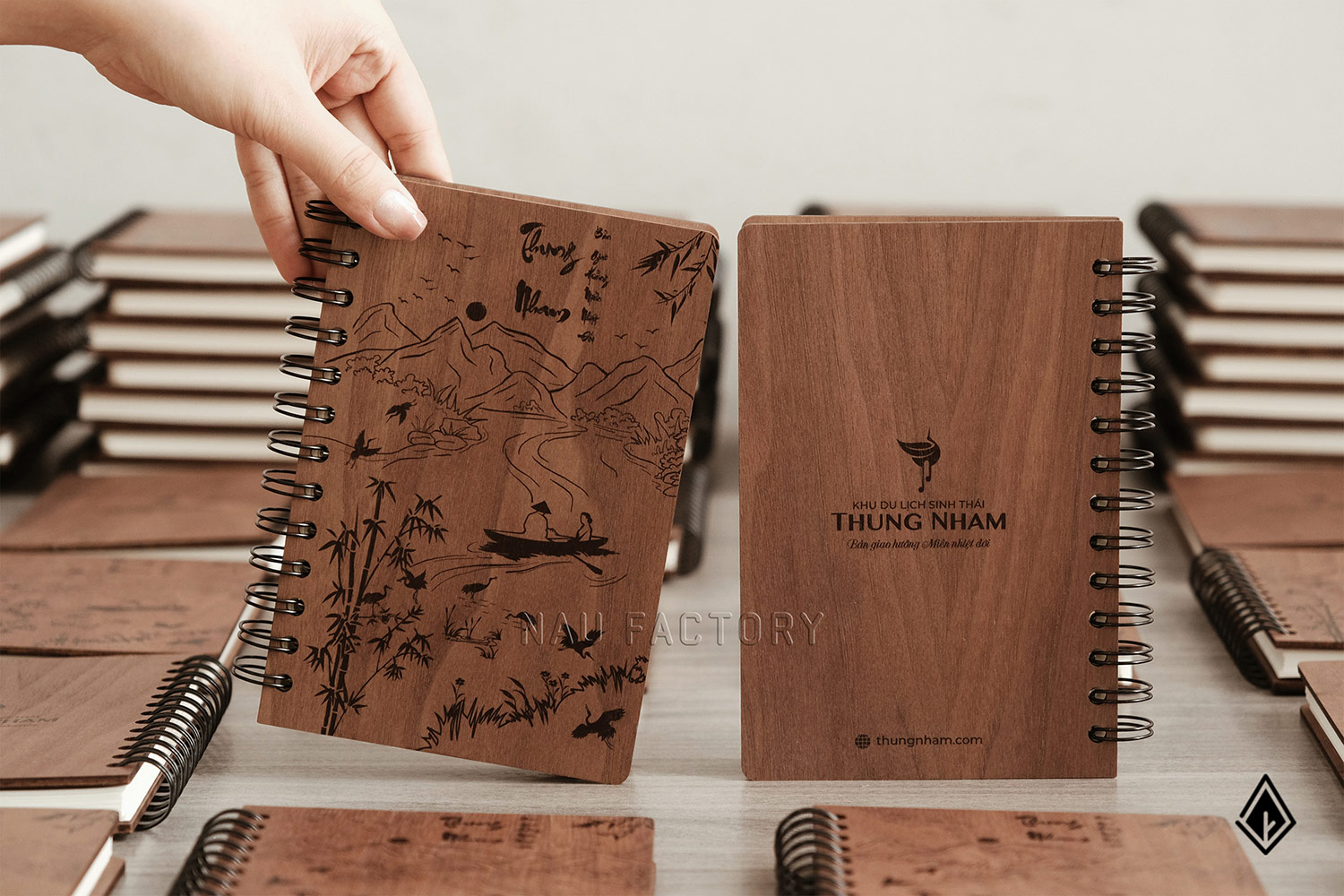 Giải mã sức hút của set quà tặng gỗ Walnut