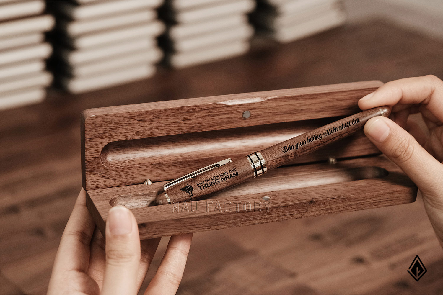 Giải mã sức hút của set quà tặng gỗ Walnut